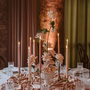 We're still thinking about this scene in Linseed House - the silk sheen, the blushed roses, the crystal glassware reflecting the flicker of the candles 🕯️ The epitome of romance, we kept things refined and elegant using a series of soft-pink roses. With their stems unstripped, the dark green broke up tablescapes, allowing each element to glow 💫

Florals: @thegroundsfloralsbysilva
Photographer: @amaraweddings_
Styling: @thegroundsevents
Venue: @thegrounds // @thegroundsevents

#TheGroundsFloralsBySilva