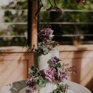 A cake as sweet as the brides it was made for 💜 The seamless continuum of Ana & Emily's perfect day, we used soft-toned lavender roses, fragrant eucalyptus, and delicate wax flower to paint the canvas of their two-tiered wedding cake. Second servings essential 🍰 

Photography: @scottsurplicephotography
Florals & Styling: @thegroundsfloralsbysilva
Venue: @thegroundsevents // @thegrounds

#TheGroundsFloralsBySilva